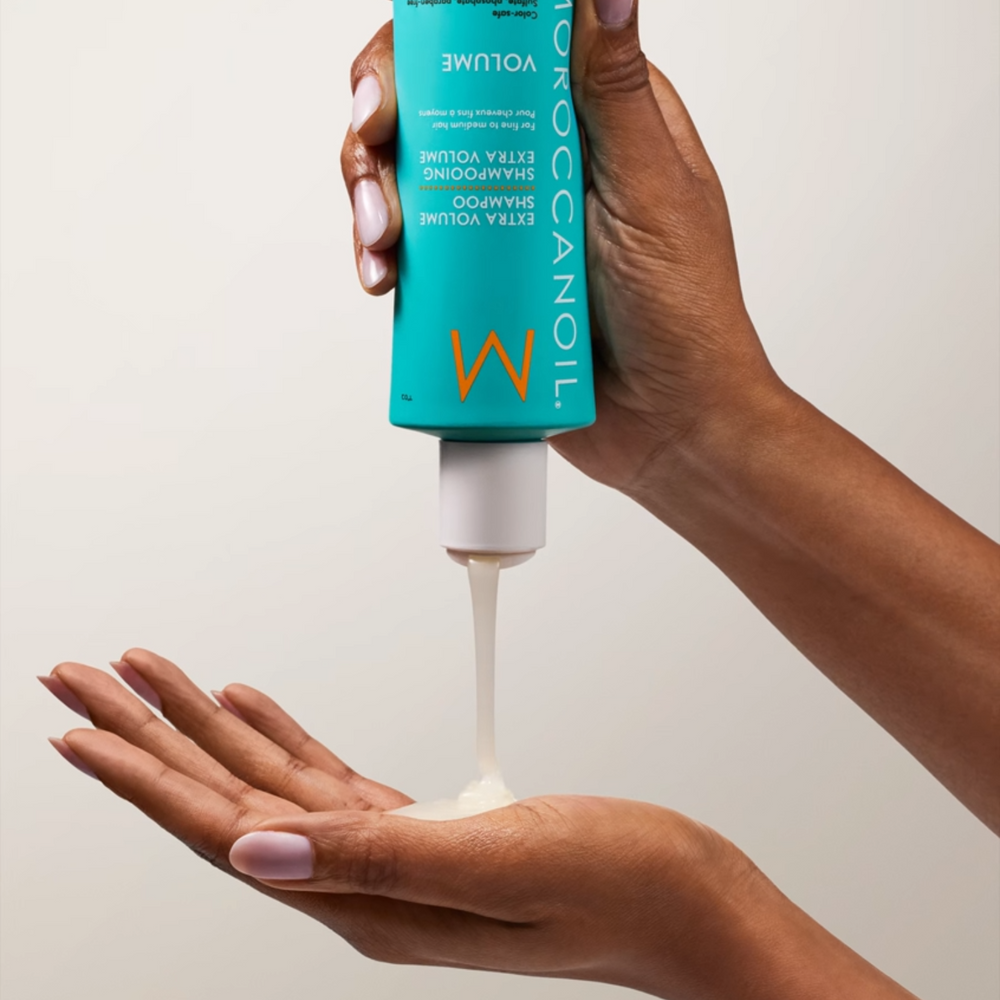 Flacon du Shampoing Extra Volume Moroccanoil, spécialement formulé pour gonfler et donner du volume aux cheveux fins sans effet lourd


