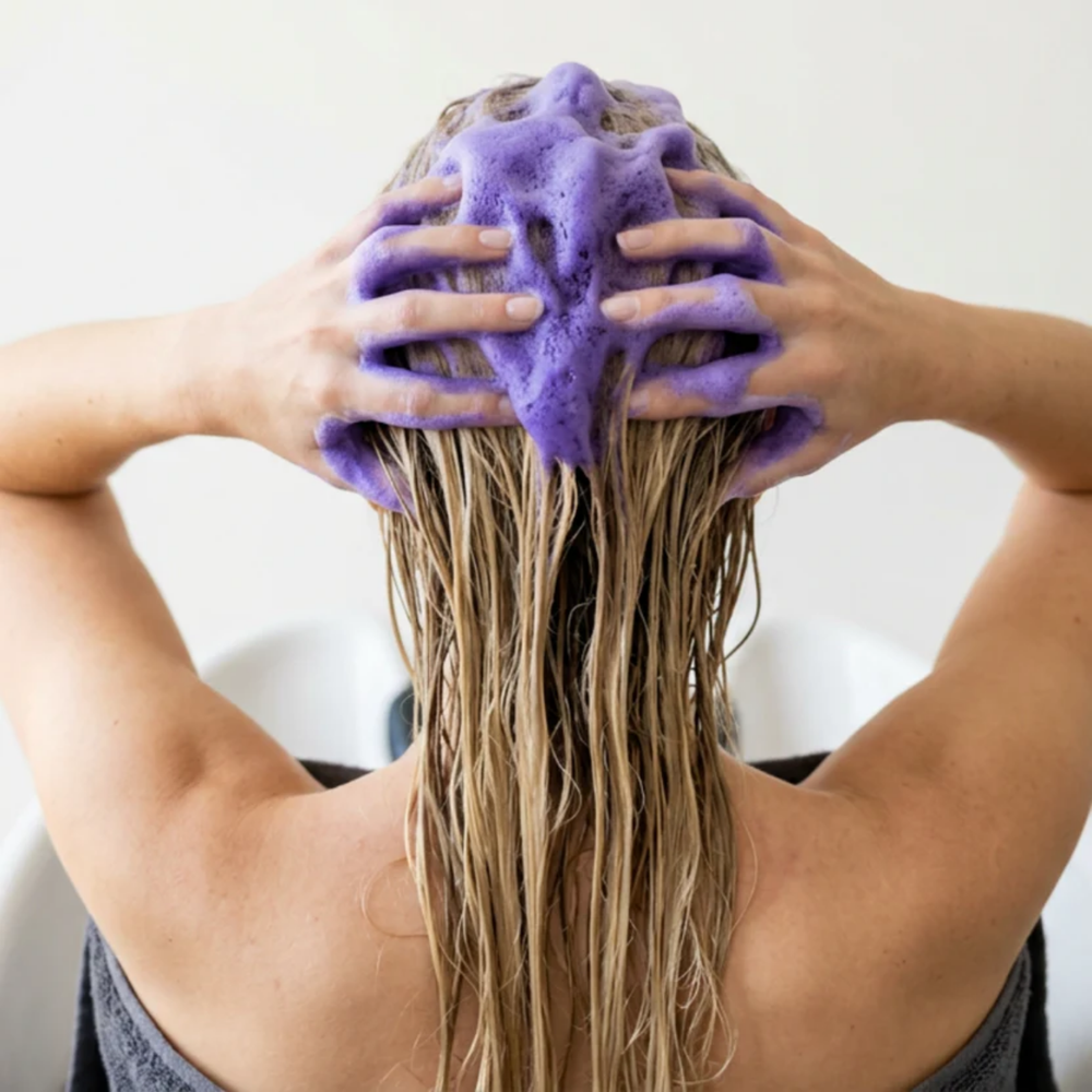 Shampoing Sans Yellow Luc Vincent flacon violet pour cheveux blonds gris décolorés anti-jaunissement