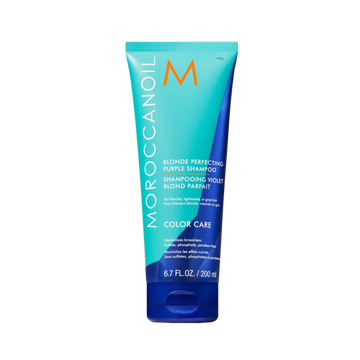 Flacon du Shampoing Violet Moroccanoil – fini violet, conçu pour neutraliser les reflets jaunes et garder les tons blonds frais.

