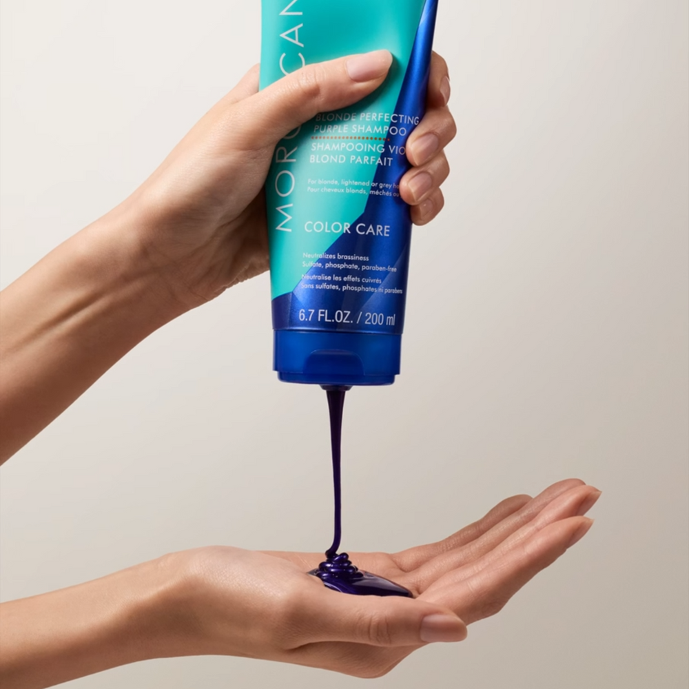 Flacon du Shampoing Violet Moroccanoil – fini violet, conçu pour neutraliser les reflets jaunes et garder les tons blonds frais.

