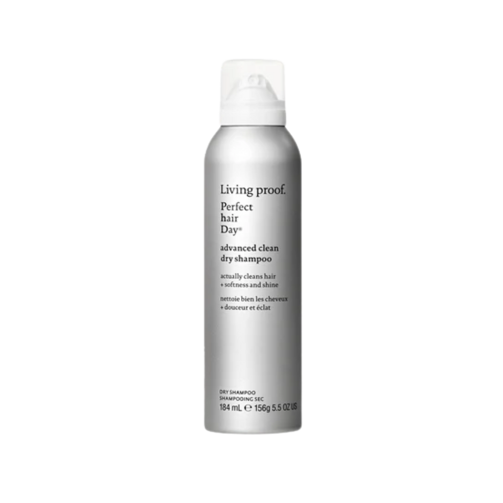 Flacon argenté du shampoing sec Advanced Clean de Living Proof posé sur fond neutre, symbolisant fraîcheur, propreté et légèreté.

