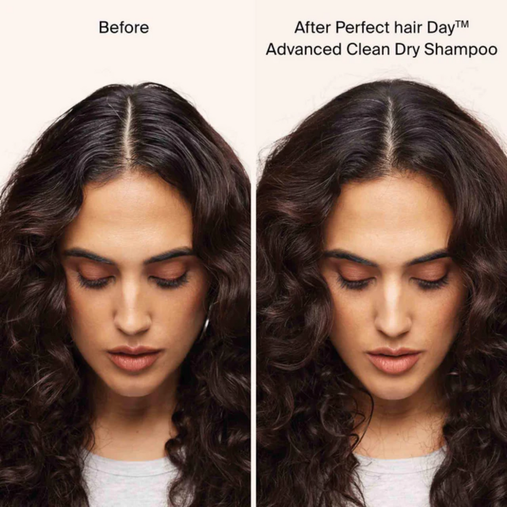 Flacon argenté du shampoing sec Advanced Clean de Living Proof posé sur fond neutre, symbolisant fraîcheur, propreté et légèreté.

