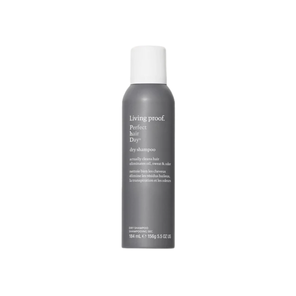 Flacon de Perfect Hair Day Dry Shampoo Living Proof, design blanc épuré avec aiguillée verte, évoquant fraîcheur, volume et technologie capillaire.

