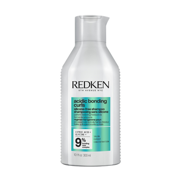 Flacon du shampooing Acidic Bonding Curls Redken pour cheveux bouclés, sans silicone.