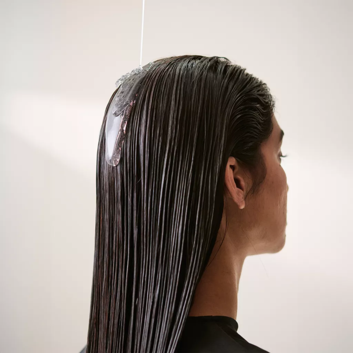 Shampooing anti-frisottis Schwarzkopf Fibre Clinix De-Frizz, nettoie et lisse les cheveux épais.