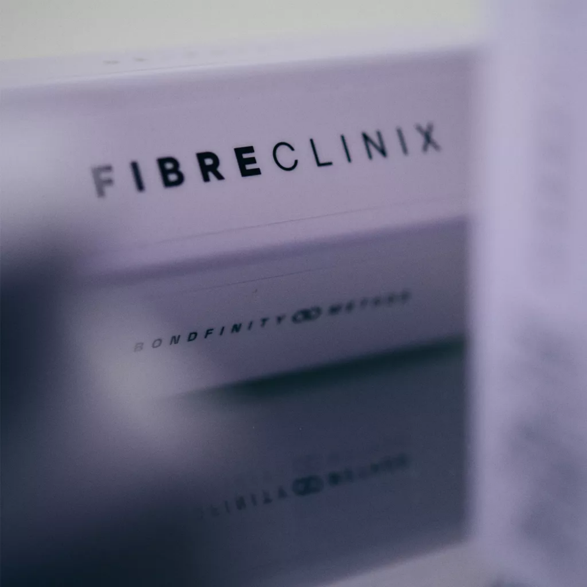 Shampooing anti-frisottis Schwarzkopf Fibre Clinix De-Frizz, nettoie et lisse les cheveux épais.