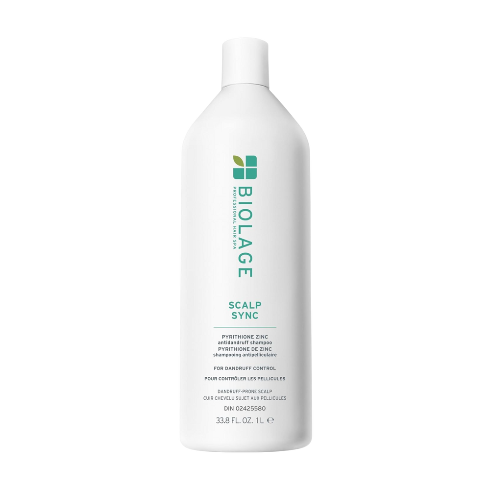 Flacon de 400 ml du shampooing Biolage ScalpSync Anti-Dandruff, enrichi en pyrithione de zinc et extrait de menthe poivrée, pour un cuir chevelu apaisé.