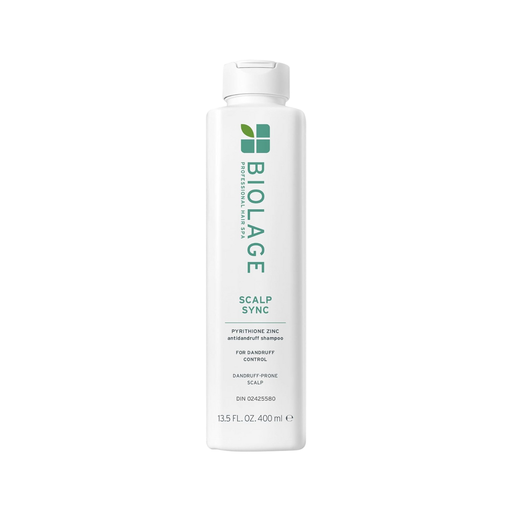 Flacon de 400 ml du shampooing Biolage ScalpSync Anti-Dandruff, enrichi en pyrithione de zinc et extrait de menthe poivrée, pour un cuir chevelu apaisé.