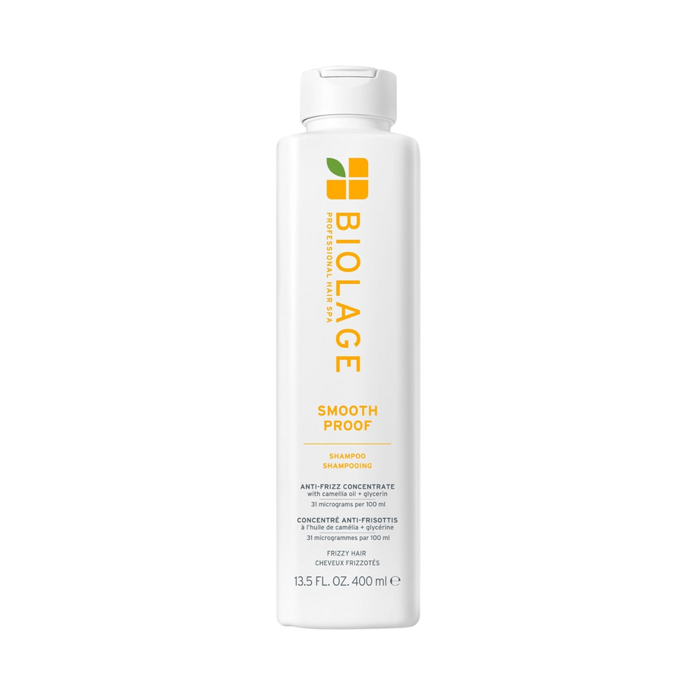 « Flacon de Biolage Smooth Proof Shampoo – anti‑frizz sans silicone, flacon transparent avec capuchon vert, shampooing blond clair »