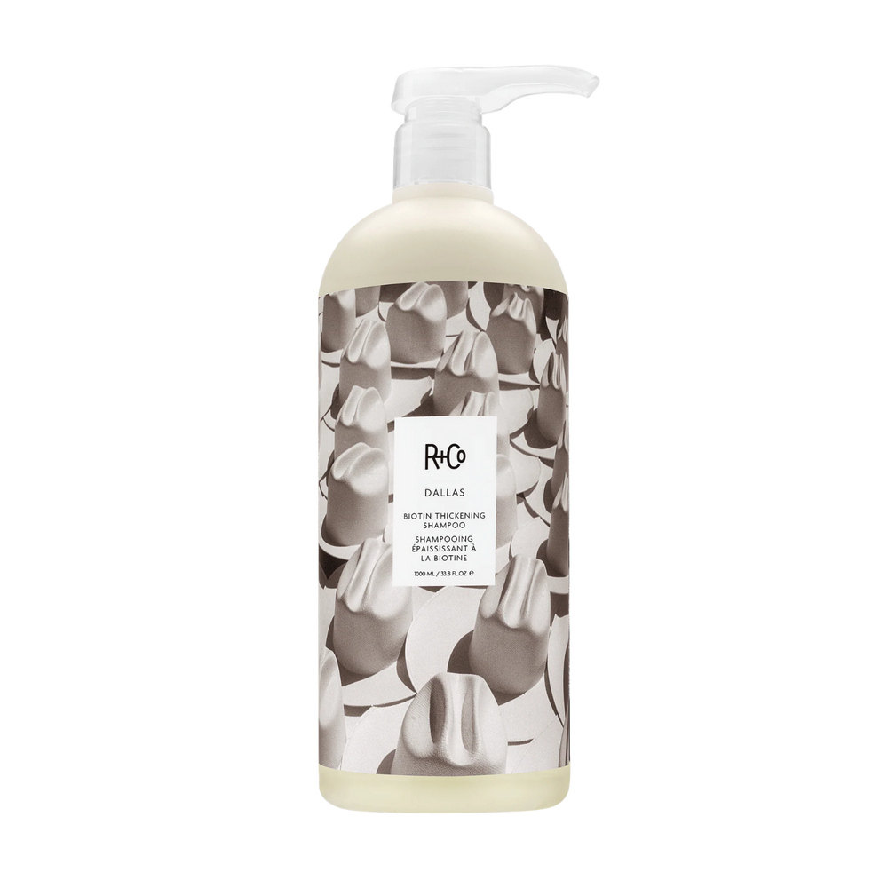 Flacon du shampooing Dallas Biotin Thickening de R+Co, formule volumisante et brilliante pour cheveux fins