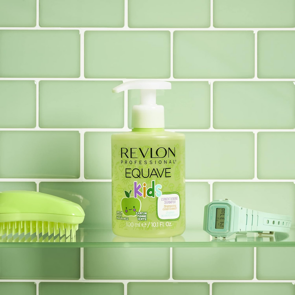 Flacon du shampooing Revlon Equave Hydro Detangling, bouteille transparente avec liquide clair.
