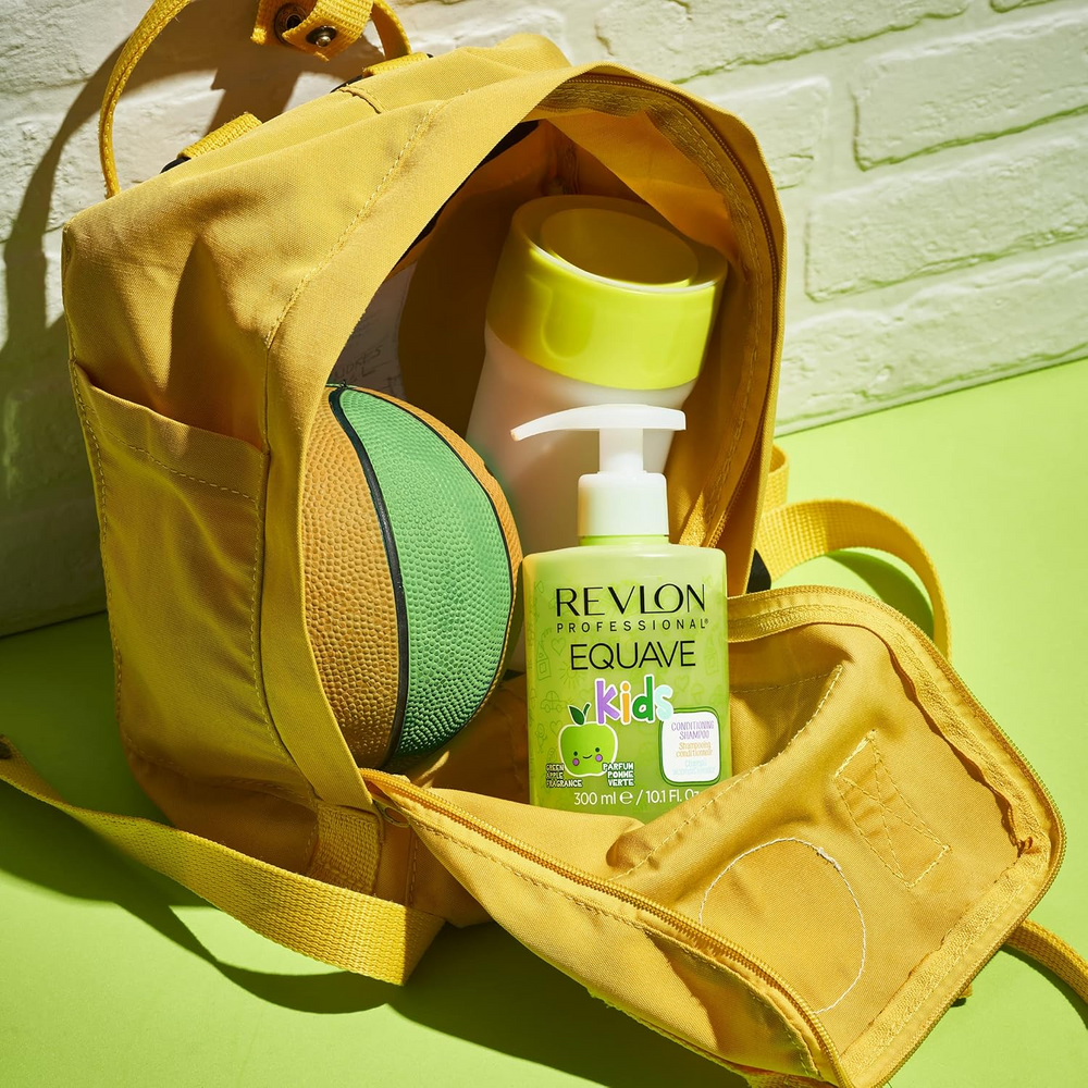 Flacon du shampooing Revlon Equave Hydro Detangling, bouteille transparente avec liquide clair.