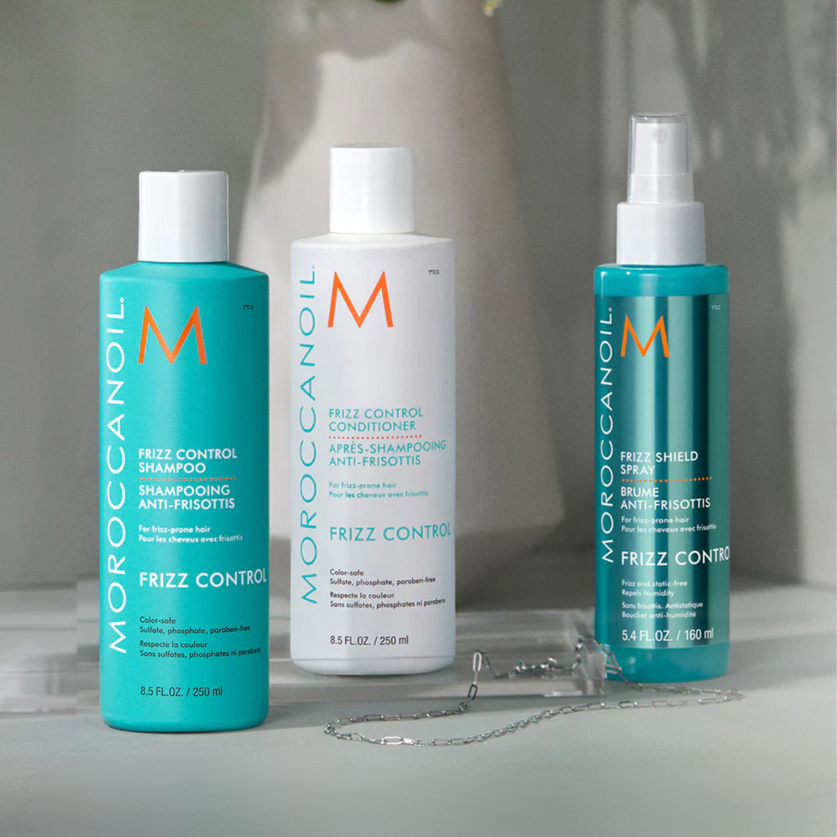 Flacon bleu Moroccanoil Frizz Control Shampoo, soin anti-frisottis 72 h

