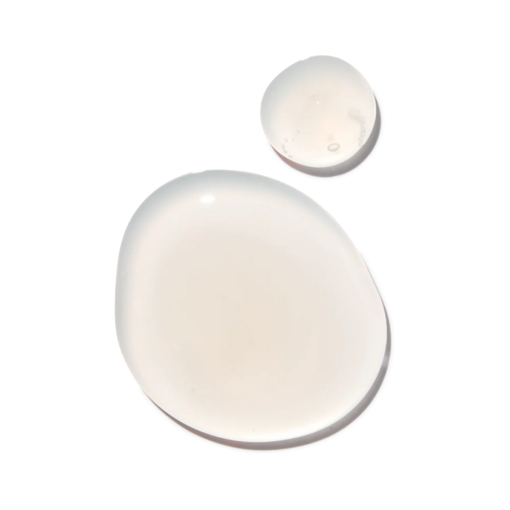 Flacon de shampooing primer Smooth Over Amika 30 ml sur fond blanc