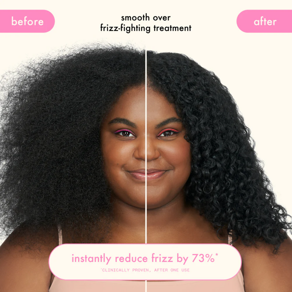 Application du shampooing primer Amika sur cheveux mouillés