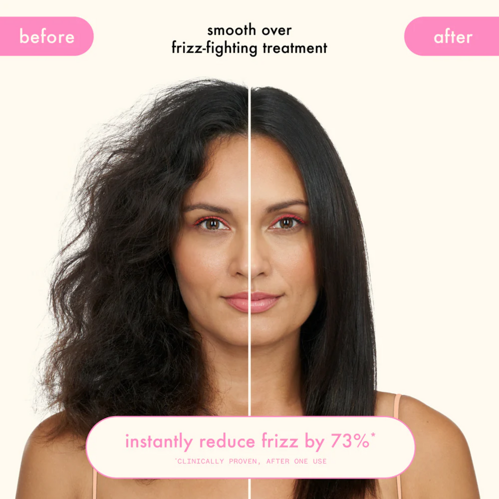 Application du shampooing primer Amika sur cheveux mouillés