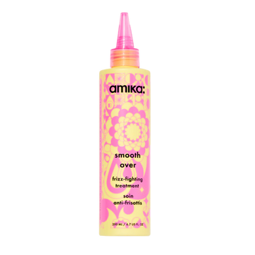 Flacon de shampooing primer Smooth Over Amika 30 ml sur fond blanc

