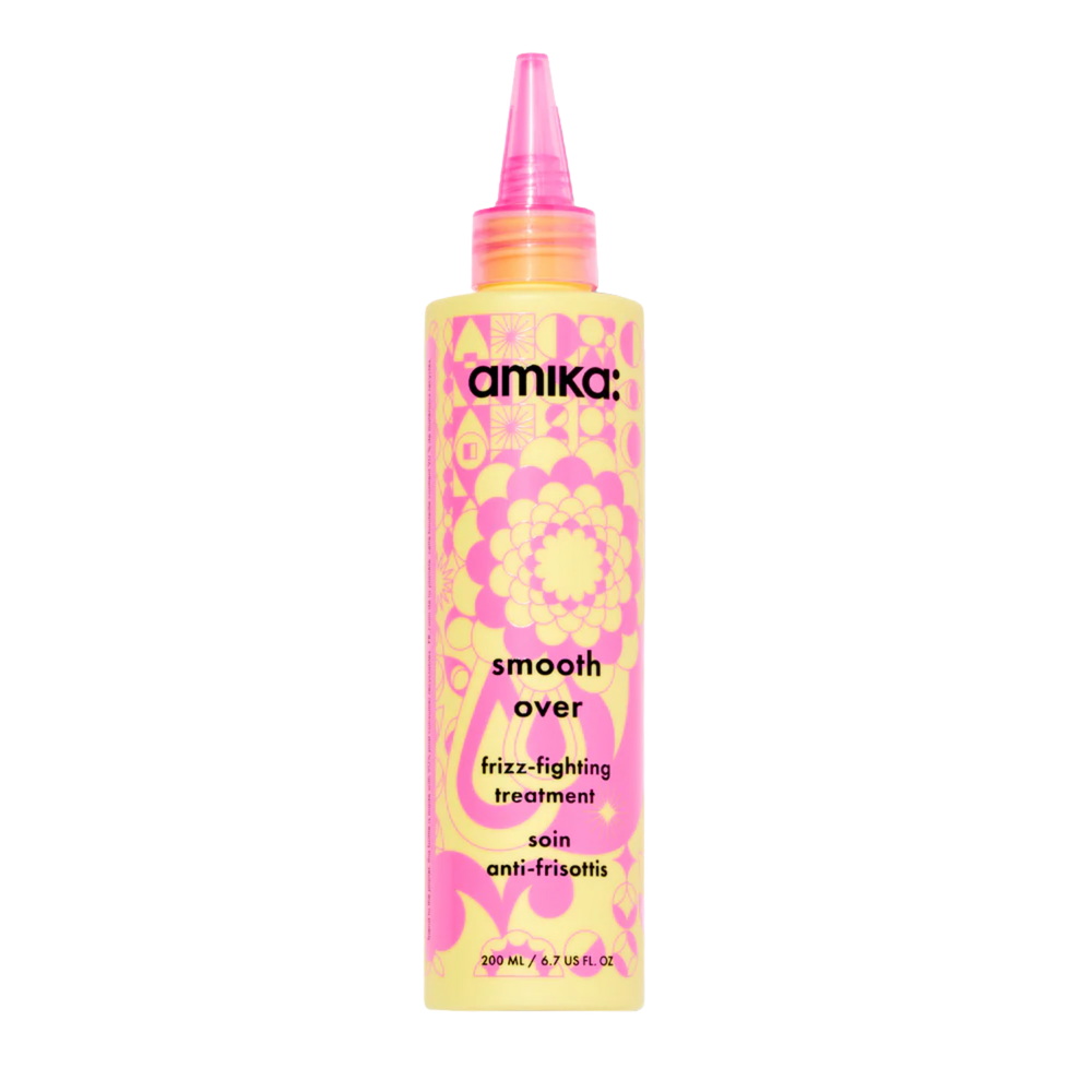 Flacon de shampooing primer Smooth Over Amika 30 ml sur fond blanc


