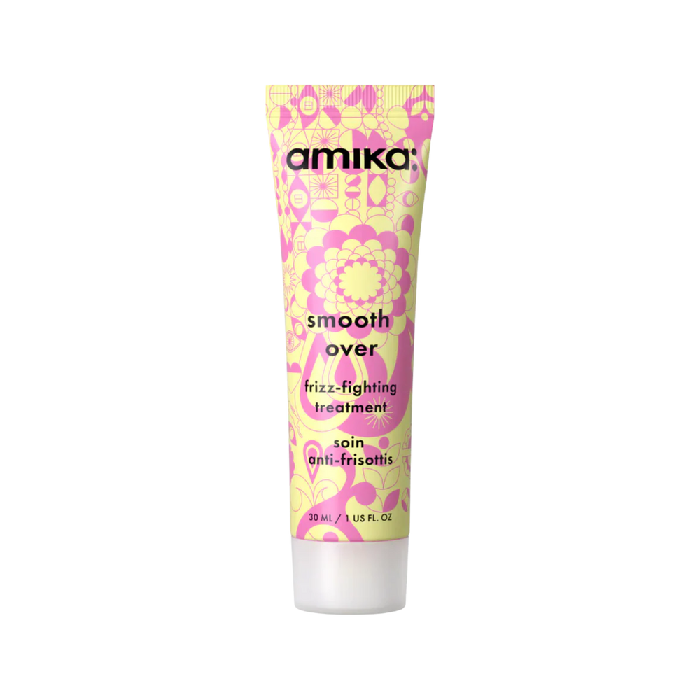 Flacon de shampooing primer Smooth Over Amika 30 ml sur fond blanc