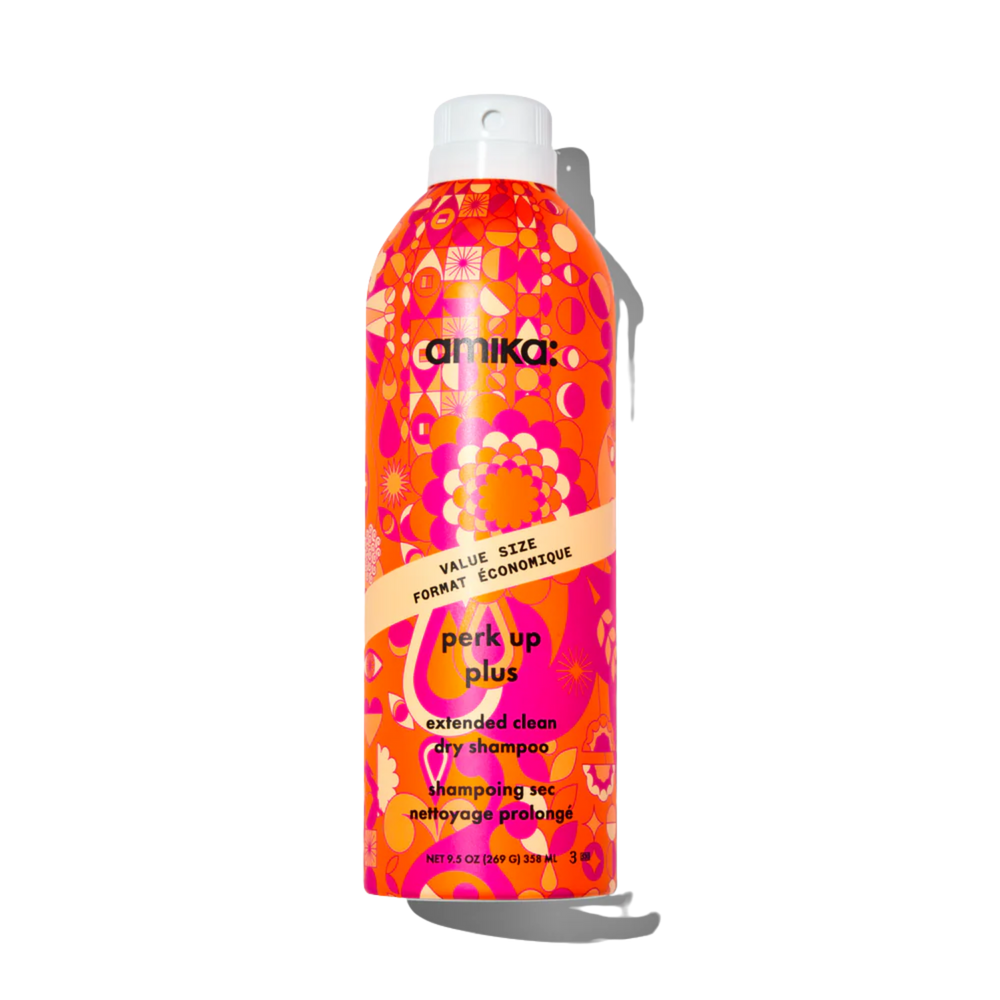 Flacon de shampooing sec Amika Perk Up Plus 68 ml sur fond blanc