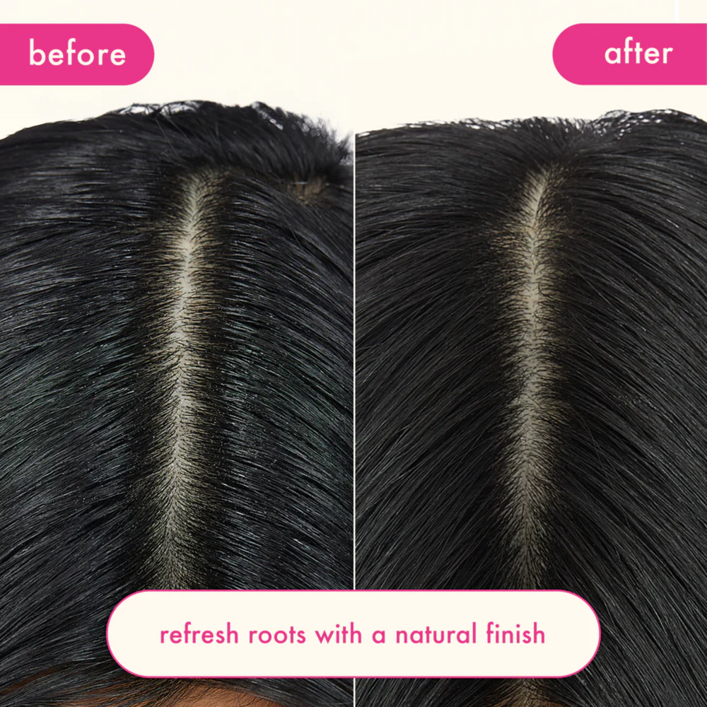 Texture invisible du shampooing sec Amika pulvérisée sur cheveux foncé