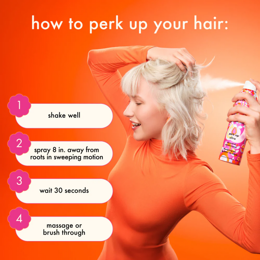 exture sèche du shampooing sec Amika sur cheveux foncés