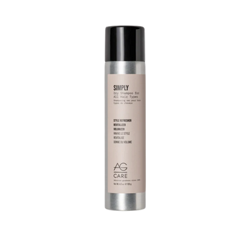 Flacon de AG CARE Simply Dry Shampoo sur fond blanc, cheveux volumineux en arrière-plan