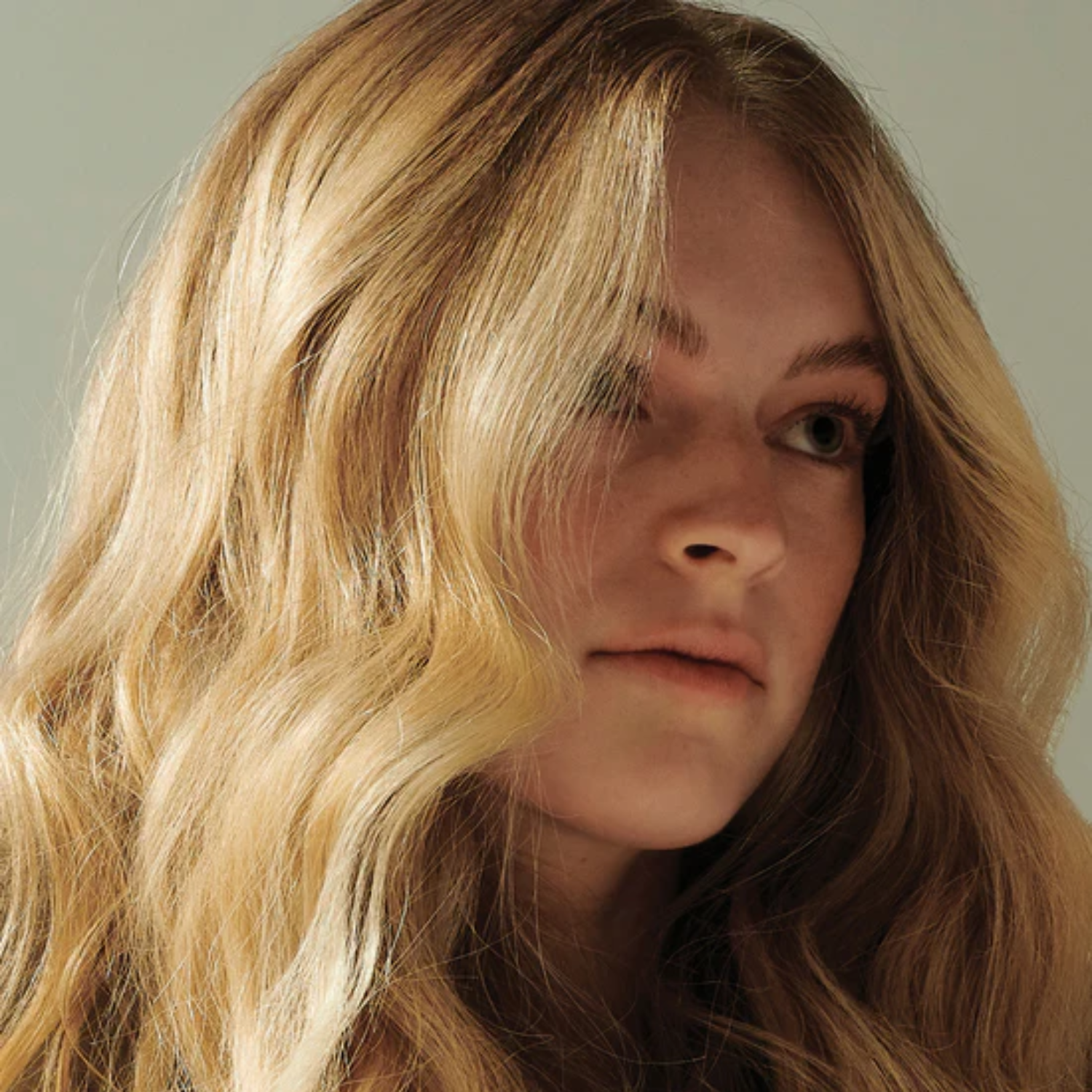Flacon de AG CARE Simply Dry Shampoo sur fond blanc, cheveux volumineux en arrière-plan
