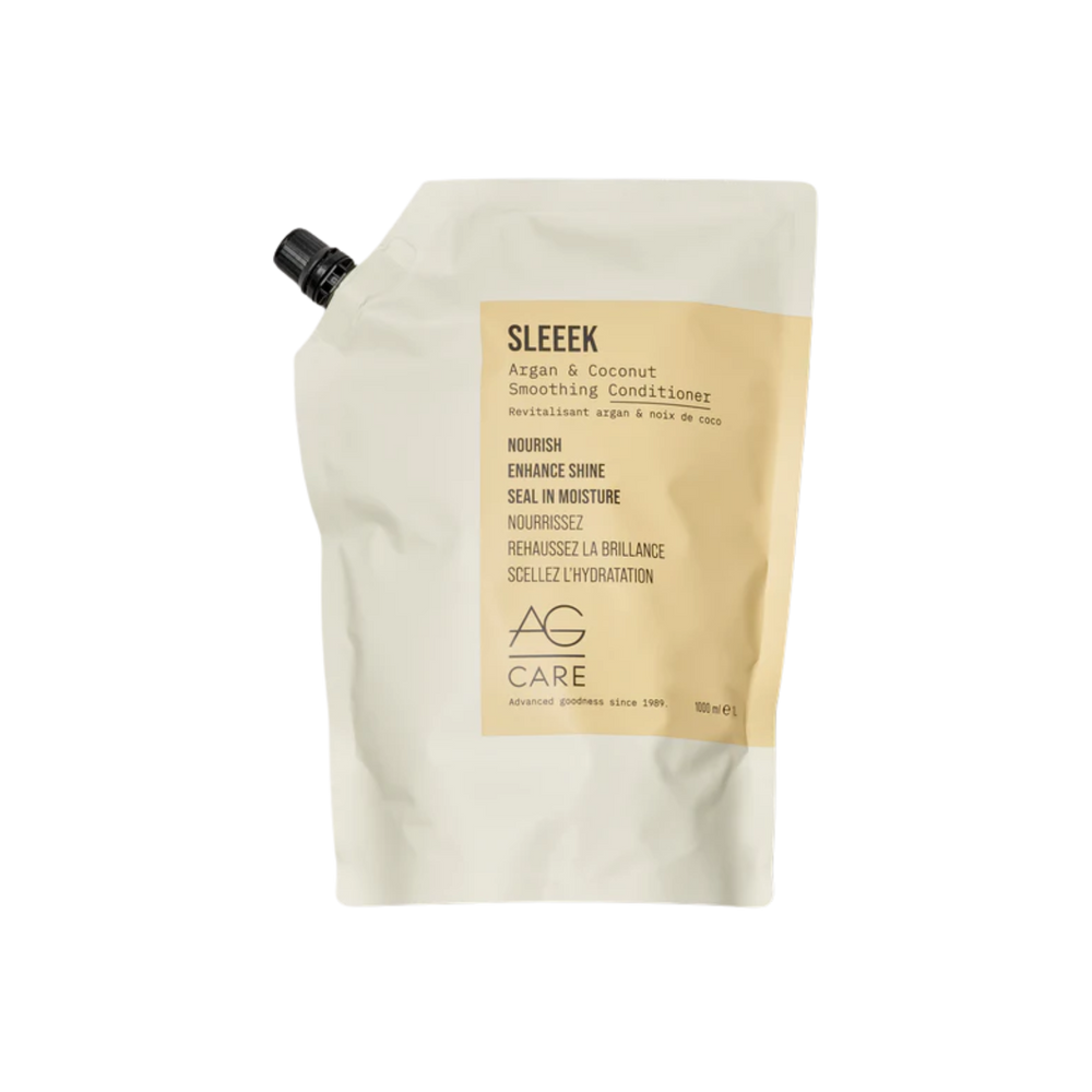 Revitalisant AG Care Sleeek Argan & Coconut, bouteille sur fond neutre, cheveux lisses et brillants en arrière-plan