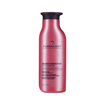 Flacon de Smooth Perfection Shampoo Pureology sur fond neutre, texture viscqueuse visible à l’ouverture.