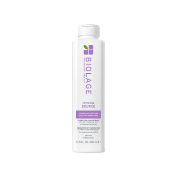 Flacon de 400 ml de la Solution démêlante Hydra Source Biolage – soin hydratant sans parabènes pour cheveux secs, démêlé facile et frisottis maîtrisés.