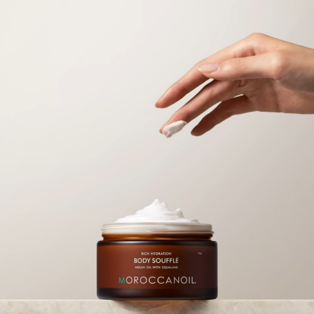 Pot de Soufflé Corps Moroccanoil : crème fouettée hydratante avec parfum signature, présenté dans un pot en verre recyclable.

