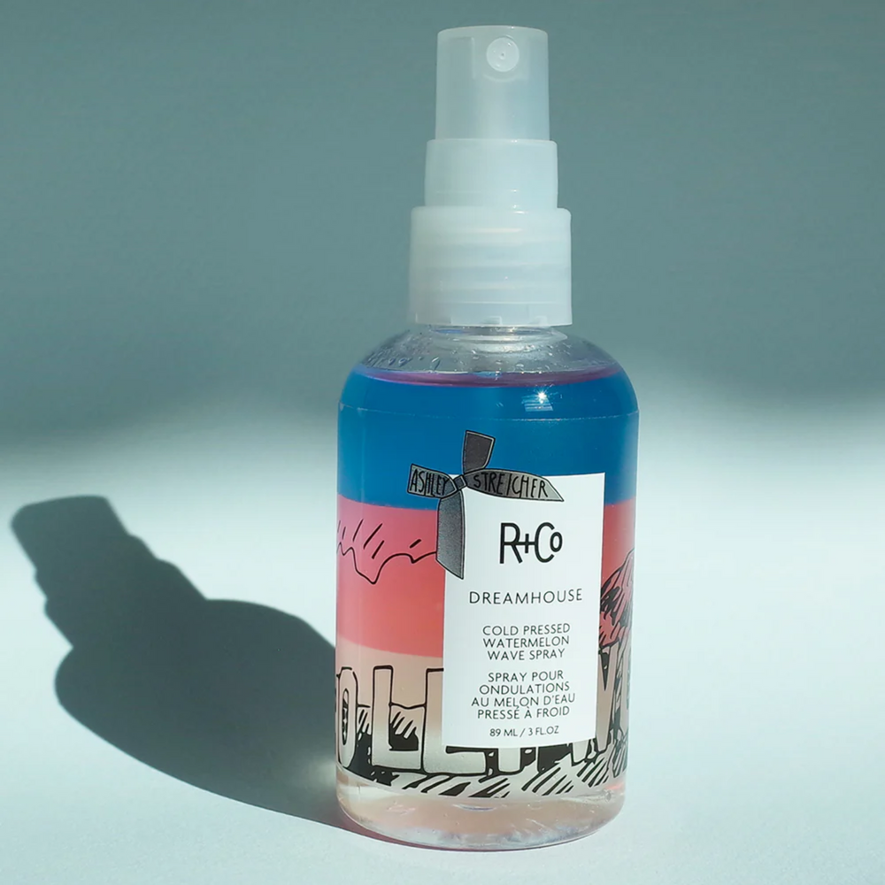 Flacon du spray Dreamhouse Watermelon Wave Spray de R+Co, brume texturisante hydratante pour ondulations, finition brillante