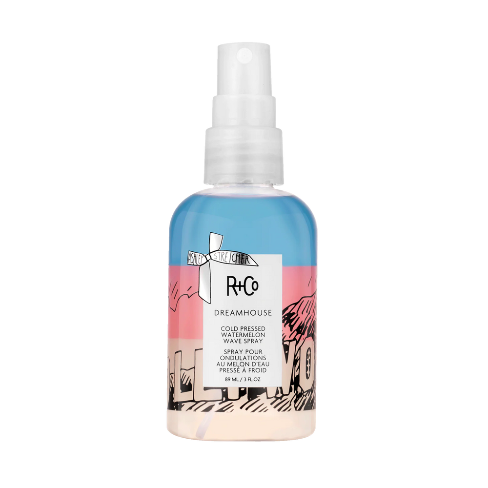 Flacon du spray Dreamhouse Watermelon Wave Spray de R+Co, brume texturisante hydratante pour ondulations, finition brillante