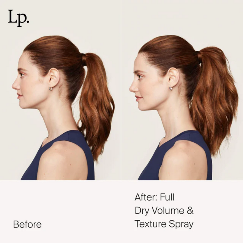 Flacon gris du Full Dry Volume & Texture Spray Living Proof posé sur fond neutre, évoquant volume immédiat, texture aérienne et finition légère.

