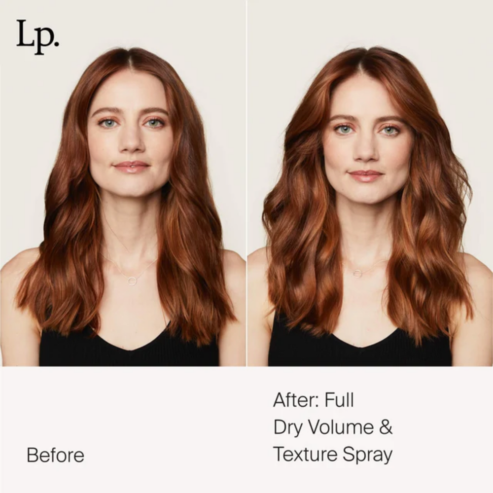 Flacon gris du Full Dry Volume & Texture Spray Living Proof posé sur fond neutre, évoquant volume immédiat, texture aérienne et finition légère.

