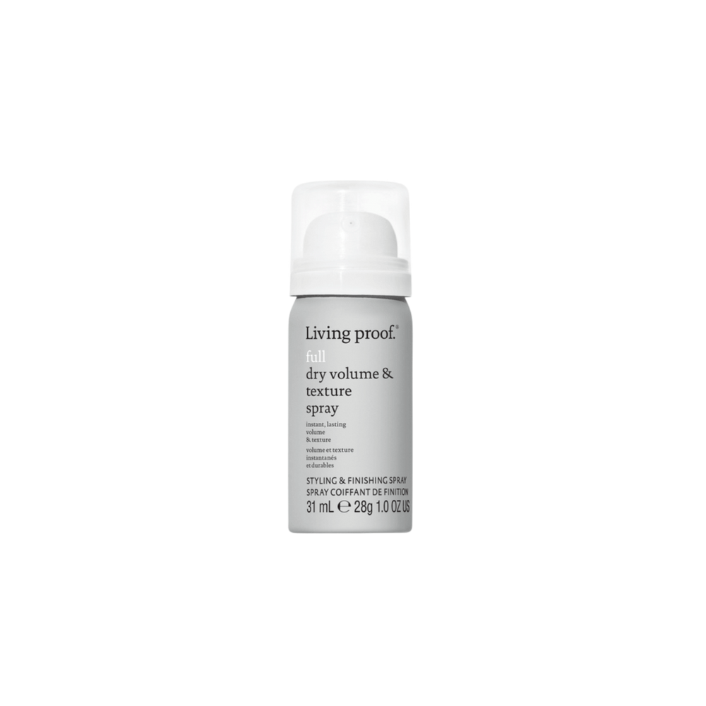 Flacon gris du Full Dry Volume & Texture Spray Living Proof posé sur fond neutre, évoquant volume immédiat, texture aérienne et finition légère.

