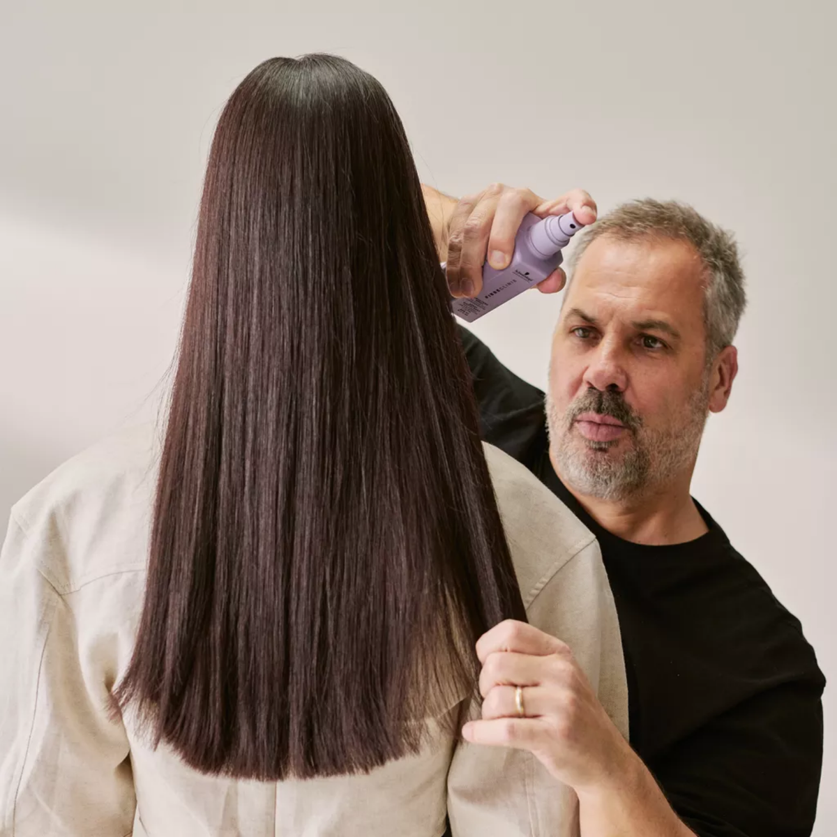 flacon de Schwarzkopf Professional Fibre Clinix De-Frizz Smoothing Spray lissant anti-frisottis 200 ml