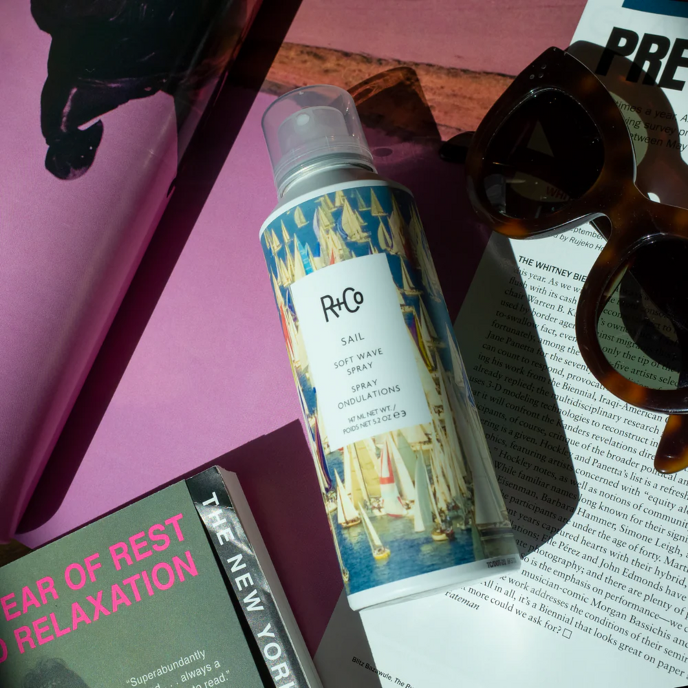 Flacon du Sail Soft Wave Spray de R+Co, spray léger pour ondulations souples et brillantes
