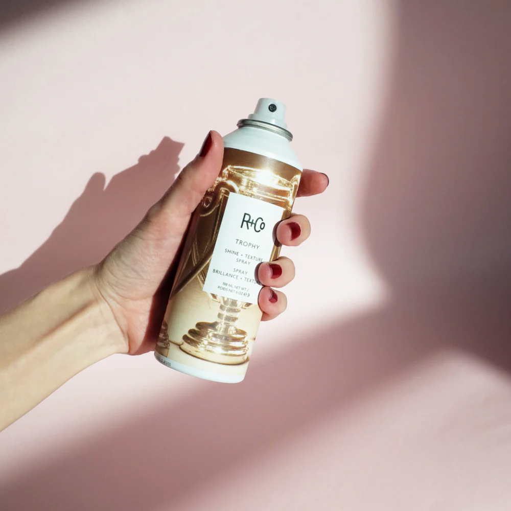 Spray Trophy Shine Texture R+Co – Volume léger, brillance selfie-ready