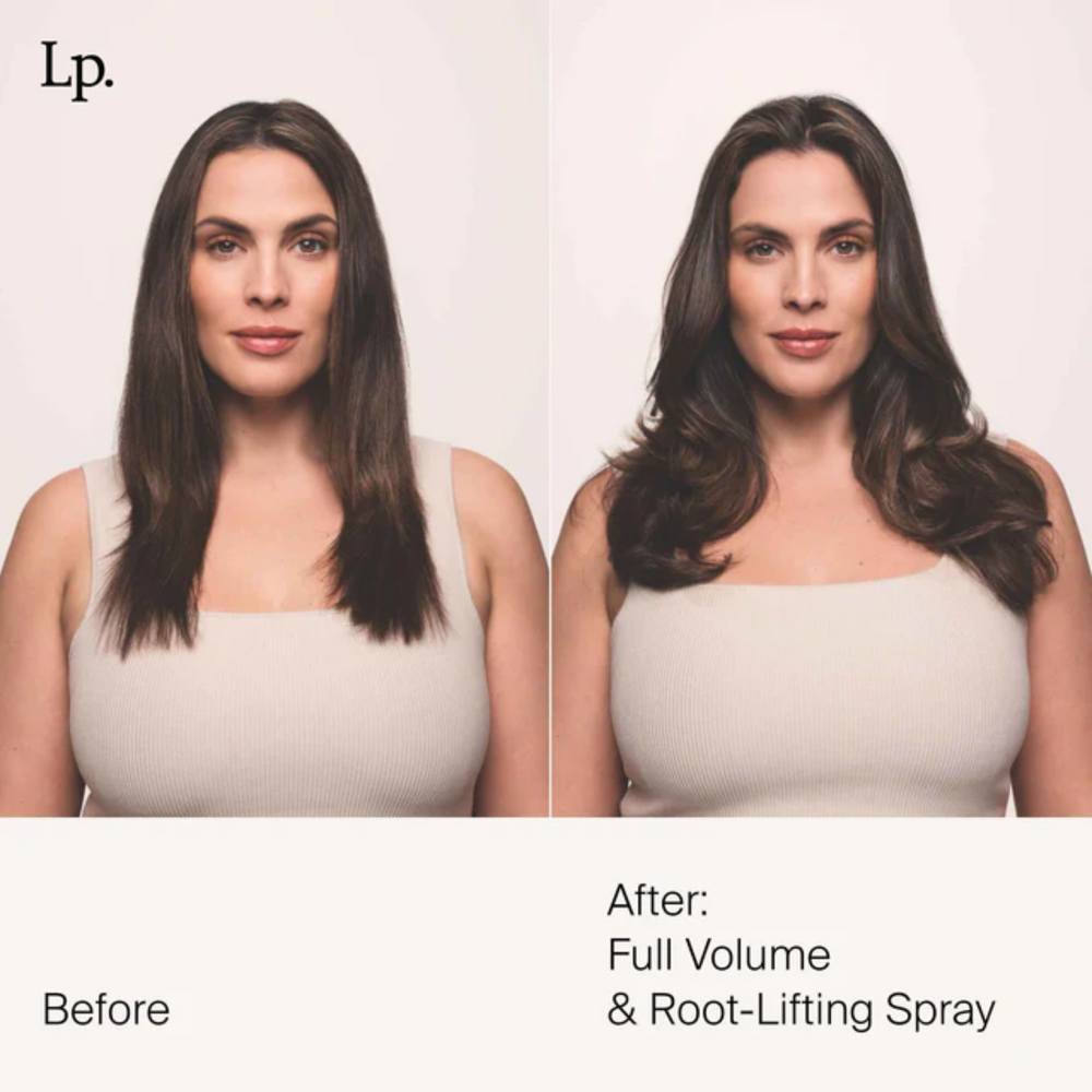 Flacon gris clair du spray Volume & Root‑Lifting Living Proof, pulvérisé sur des racines pour illustrer un lift instantané, volume aérien et texture légère.

