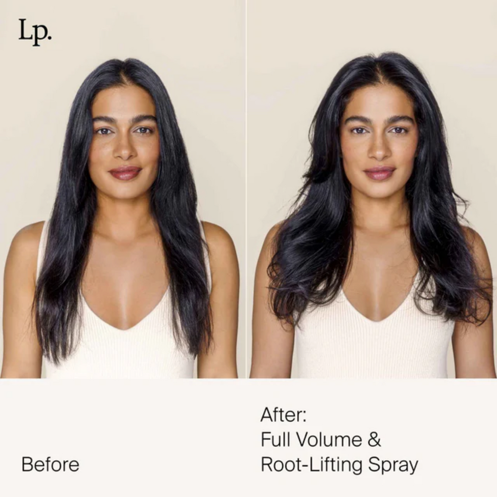 Flacon gris clair du spray Volume & Root‑Lifting Living Proof, pulvérisé sur des racines pour illustrer un lift instantané, volume aérien et texture légère.

