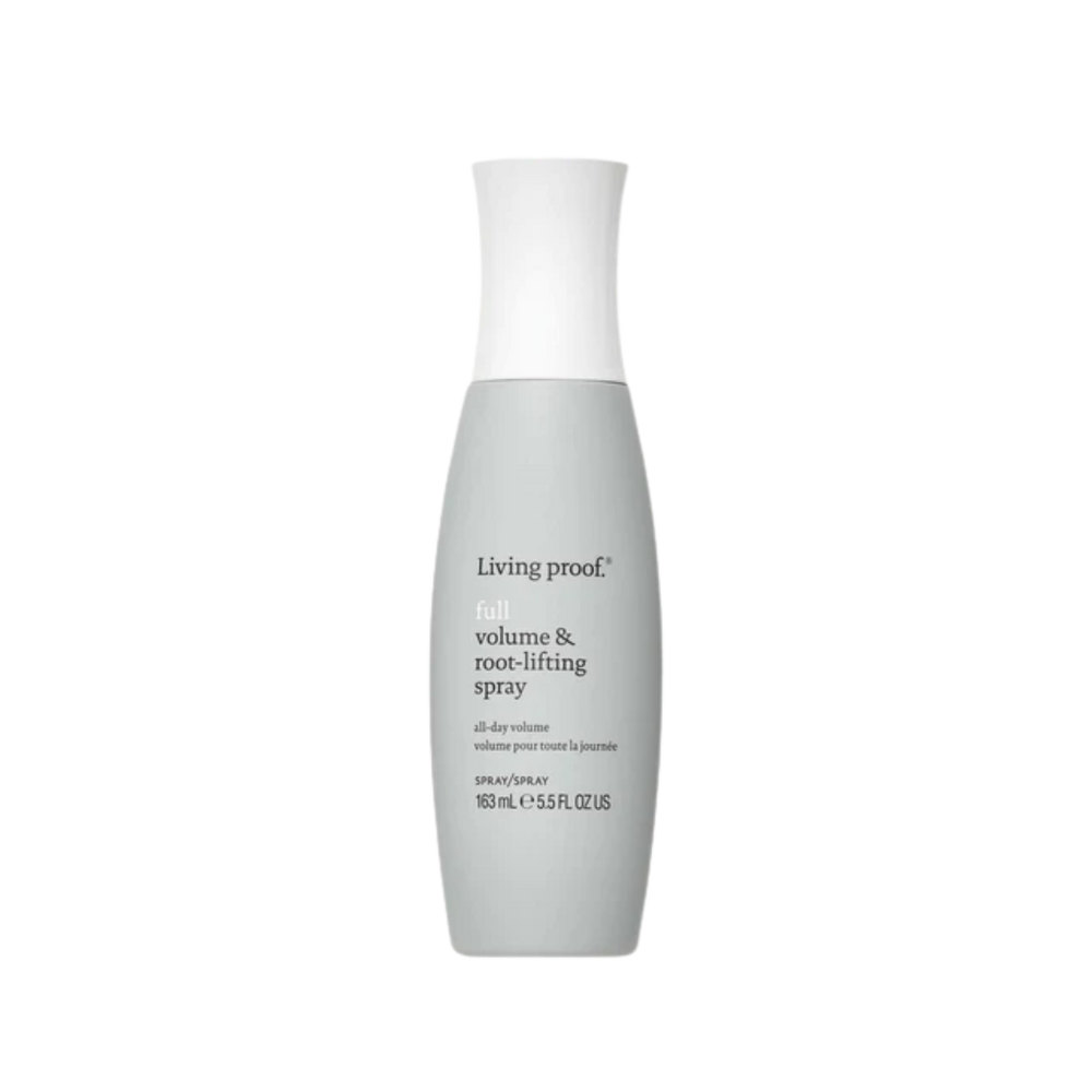 Flacon gris clair du spray Volume & Root‑Lifting Living Proof, pulvérisé sur des racines pour illustrer un lift instantané, volume aérien et texture légère.


