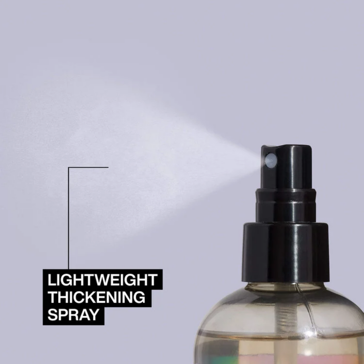 Flacon spray 250 ml du Volume Maximizer Redken posé sur fond neutre.
