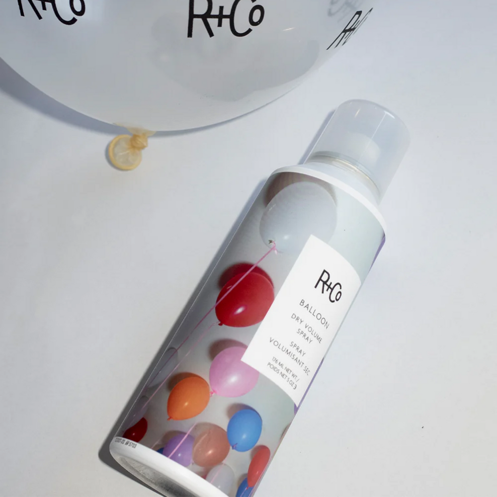 Aérosol Balloon Dry Volume Spray de R+Co, spray volumisant sec pour cheveux légers, texture touchable et finition brillante
