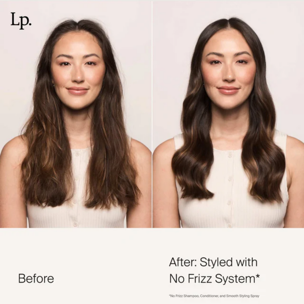 Flacon beige clair du spray coiffant No Frizz Smooth de Living Proof avec capuchon blanc, évoquant légèreté, lissage et contrôle des frisottis.


