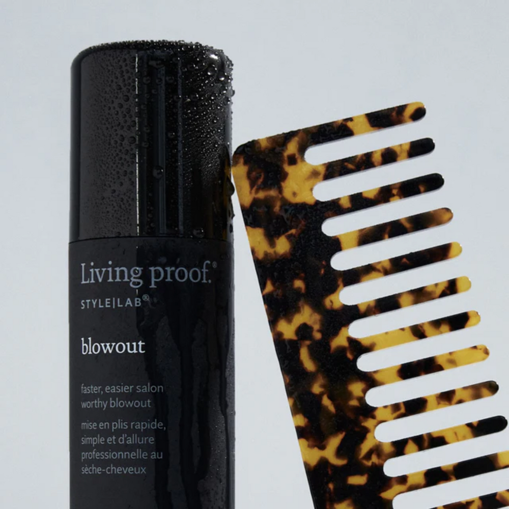 Bouteille noire du spray Style Lab Blowout de Living Proof sur fond blanc, suggérant efficacité, technicité et coiffage professionnel rapide.

