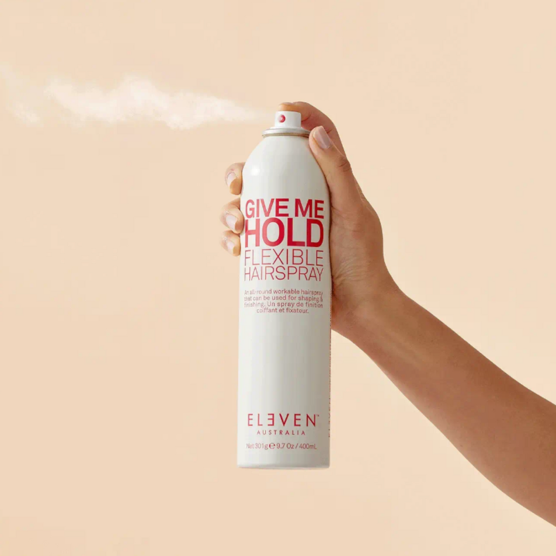 Spray coiffant Give Me Hold Flexible Hairspray d’ELEVEN Australia vaporisé sur cheveux secs et texturés