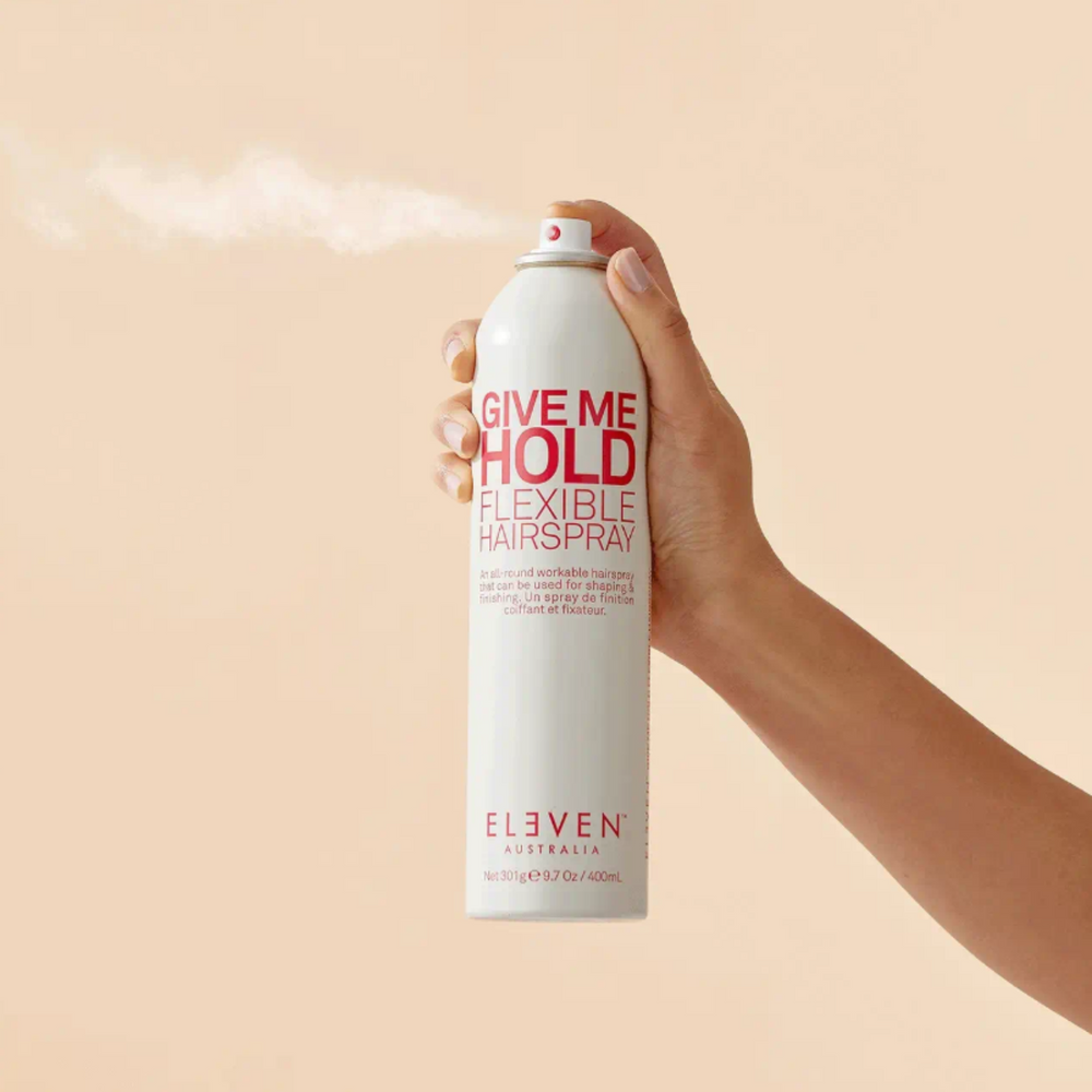 Spray coiffant Give Me Hold Flexible Hairspray d’ELEVEN Australia vaporisé sur cheveux secs et texturés
