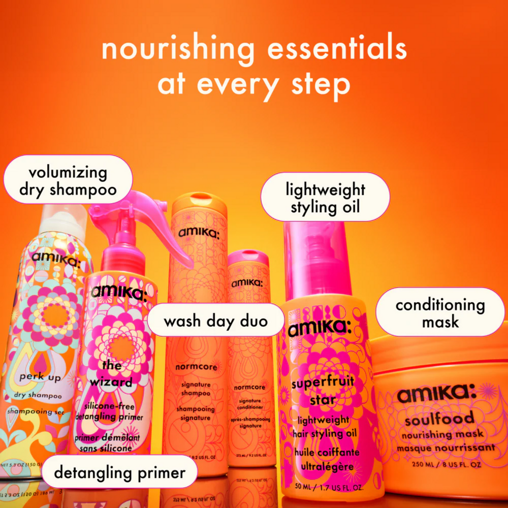 “Spray Amika The Wizard Detangling Primer 60 mL sur fond blanc – formule sans silicone, protections & démêlage”


